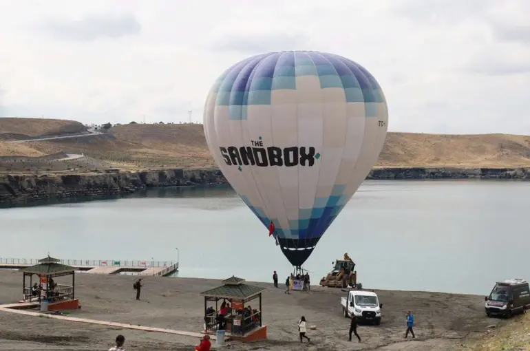 Karapınar Acıgöl'de Jeokamp başladı: Göl üzerinde sıcak hava balonu uçtu