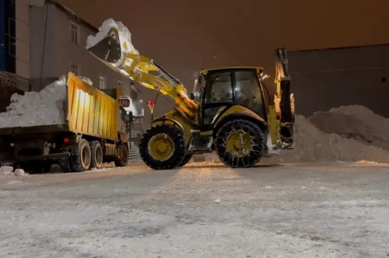 Karayazı’da karla mücadele: 81 köy yolu ulaşıma açıldı
