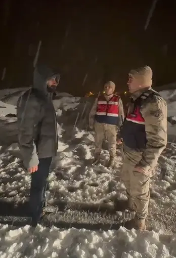 Karda mahsur kalan vatandaşı jandarma kurtardı
