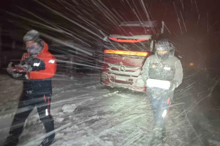 Kardan dolayı mahsur kalanlara kumanya desteği
