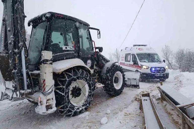 Karla kaplı yolda kalan ambulansı ekipler kurtardı
