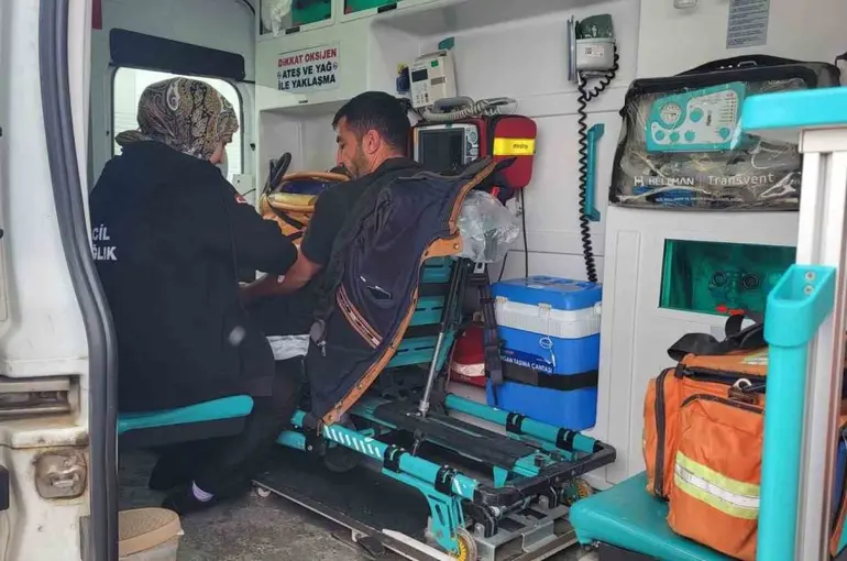 Karla mücadele ekipleri yolları açıyor, hastalara zamanında müdahale yapılıyor
