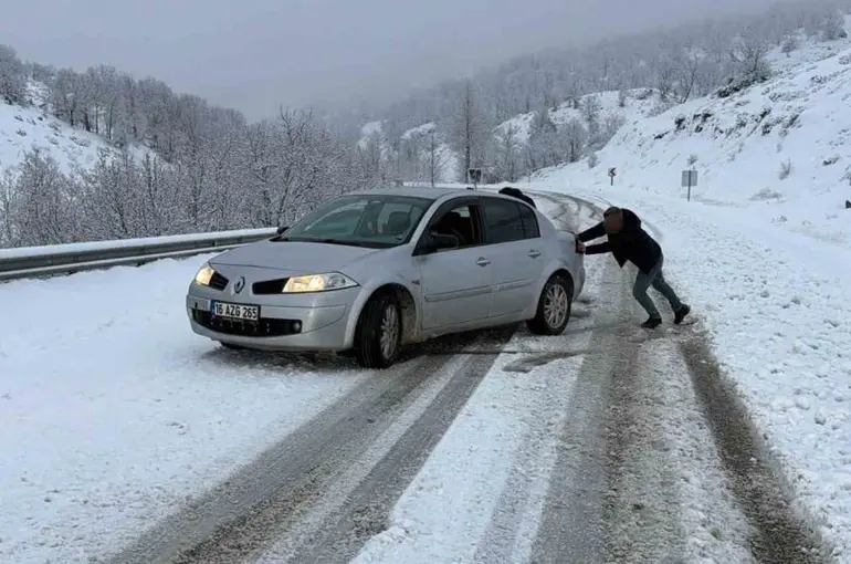 Karlı yolda birçok araç mahsur kaldı
