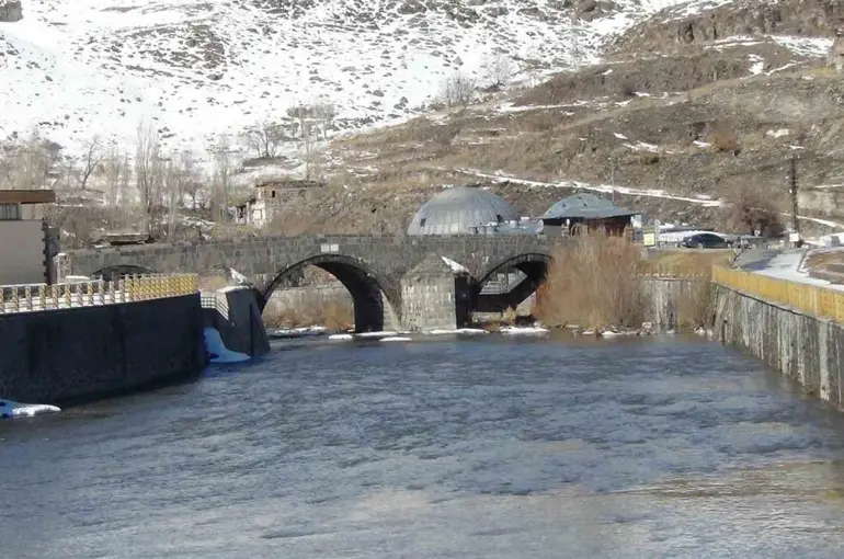 Kars Çayı’nda erken bahar: Zemheri beklenirken buzlar çözüldü
