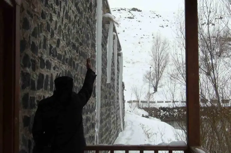 Kars eksi 15’i gördü: Çatılarda 3 metrelik buz sarkıtları oluştu
