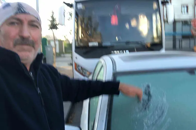 Kars sabaha buzla uyandı: Eksi 7 derecede araçların camları dondu
