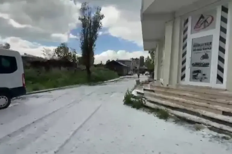 Kars’a dolu yağdı: Vatandaşlar kar temizler gibi kürek salladı
