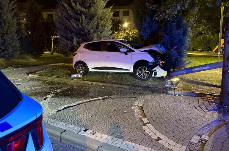 Karşı yola geçen otomobil elektrik direğine çarparak durabildi
