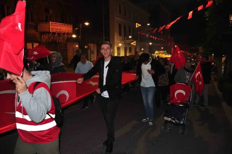 Karslılar 15 Temmuz’da tek yürek oldu: Binlerce vatandaş meydanları doldurdu, birlik ve beraberlik mesajı verildi

