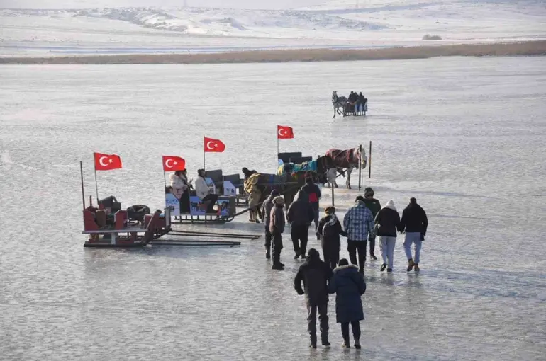 Kars’ta Çıldır Gölü Buz Şenliği heyecanı
