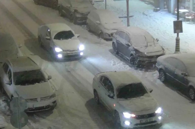 Kars’ta kar ve tipiden göz gözü görmüyor
