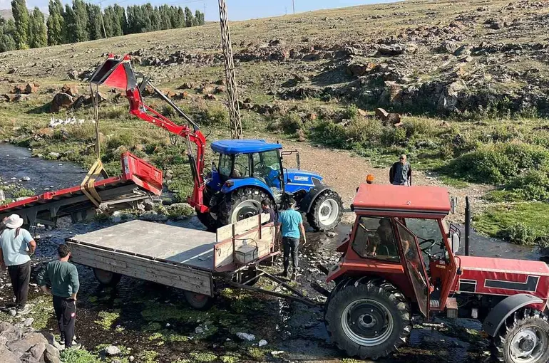 Kars’ta köylüler el ele verdi: Traktör römorkunu 4 saatte dereden çıkardılar

