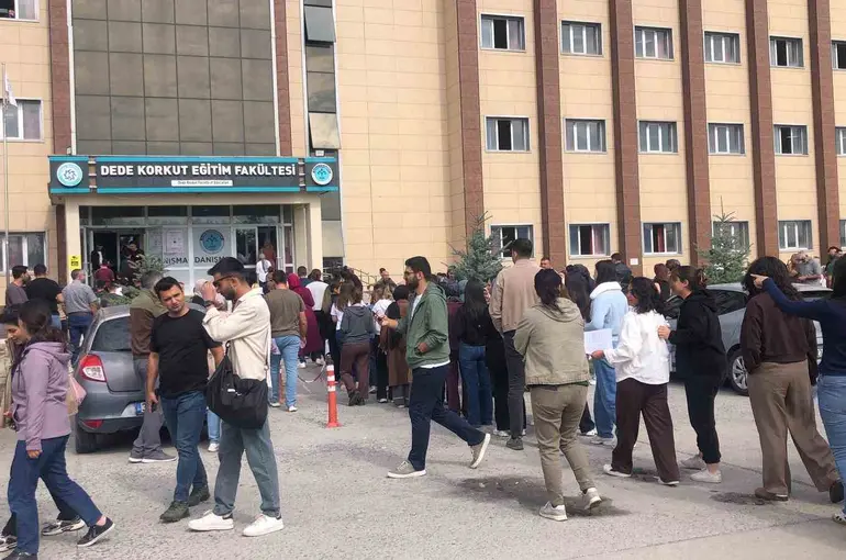 Kars’ta KPSS heyecanı: Adaylar sınav için okullara akın etti
