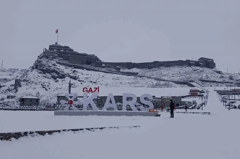 Kars’ta okullar tatil edildi, uçak seferleri iptal!
