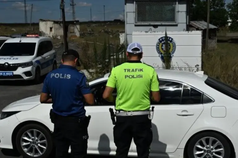 Kars’ta trafik ekiplerinden karayollarında sıkı denetim: "Hızınızı düşürün, kemerinizi takın"
