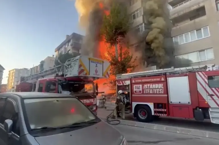 Kartal’da alev alev yanan market kullanılamaz hale geldi
