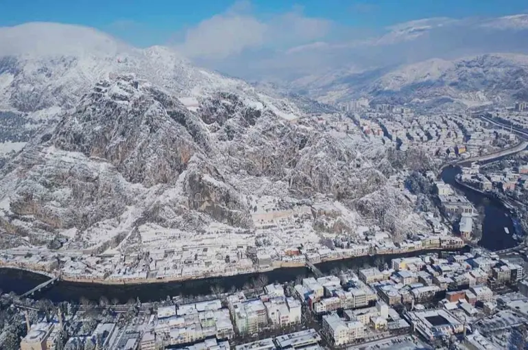 Kartpostal şehir Amasya beyaza büründü
