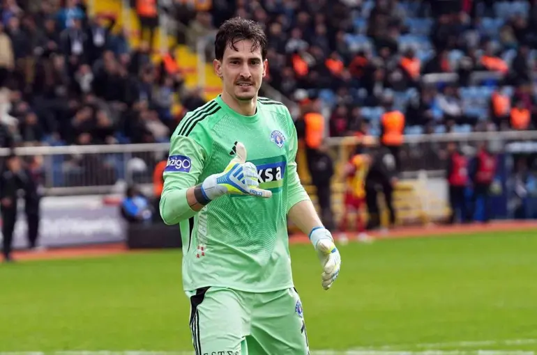 Kasımpaşa kalecisi Andreas Gianniotis’ten uzaklardan gol
