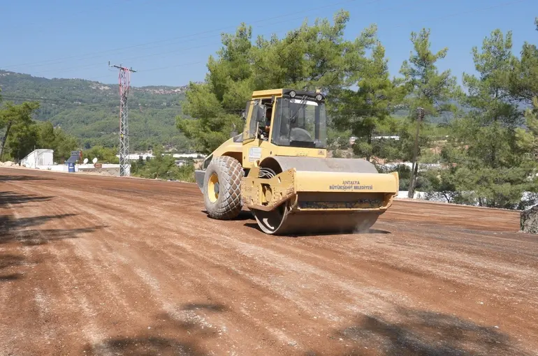 Kaş’ın üç mahallesini bağlayan 16 kilometrelik yol asfaltlanıyor
