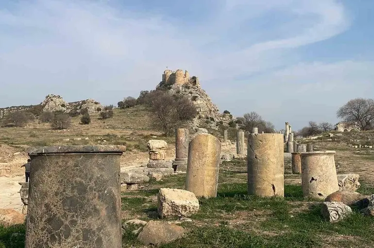 Kastabala Tiyatrosu’ndaki kazılarda yeni masklar ortaya çıkarıldı
