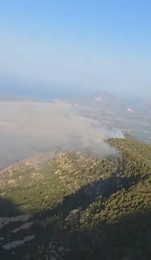 Kaş’taki orman yangınının enerjisi düşürüldü
