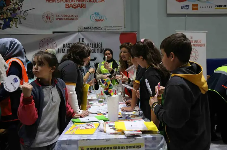 Kastamonu’da binlerce öğrenci şenlikte bilim ve teknolojiyle buluştu
