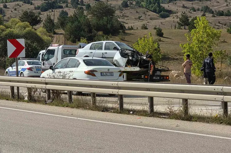Kastamonu’da elektrik direğine çarpan otomobil hurdaya döndü: 2 yaralı
