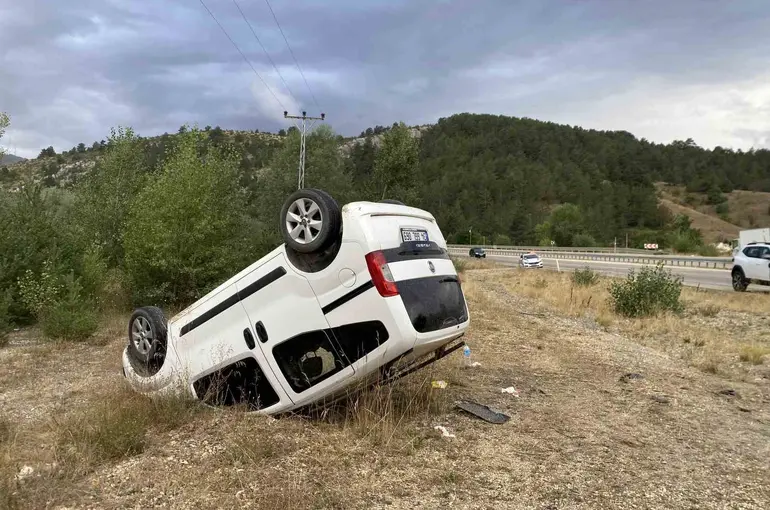Kastamonu’da hafif ticari araç takla attı: 4 yaralı
