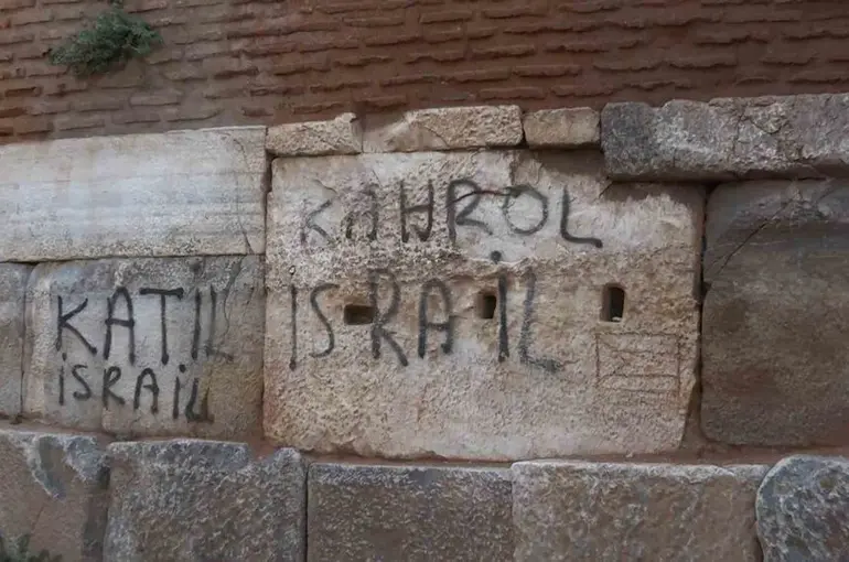 ’Katil İsrail’ yazısı isyan ettirdi
