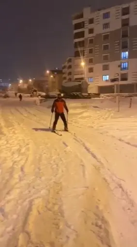 Kayak takımıyla caddede gezdi

