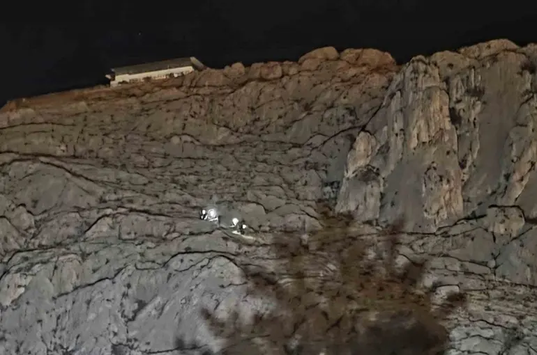 Kayalıklardan atlayan cezaevi firarisi kurtarıldı
