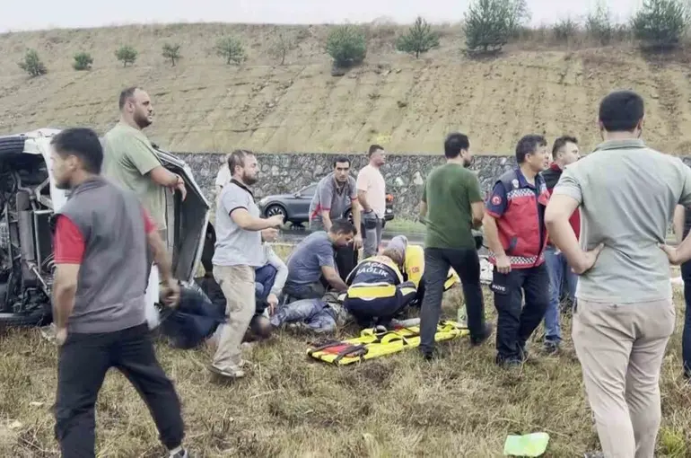 Kayganlaşan yolda minibüs devrildi: 3 yaralı
