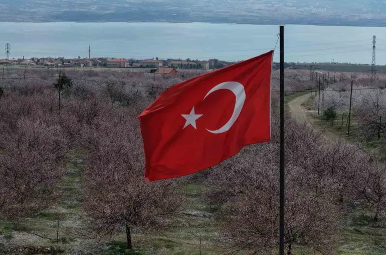 Kayısı bahçeleri beyaza büründü, ortaya eşsiz manzaralar çıktı
