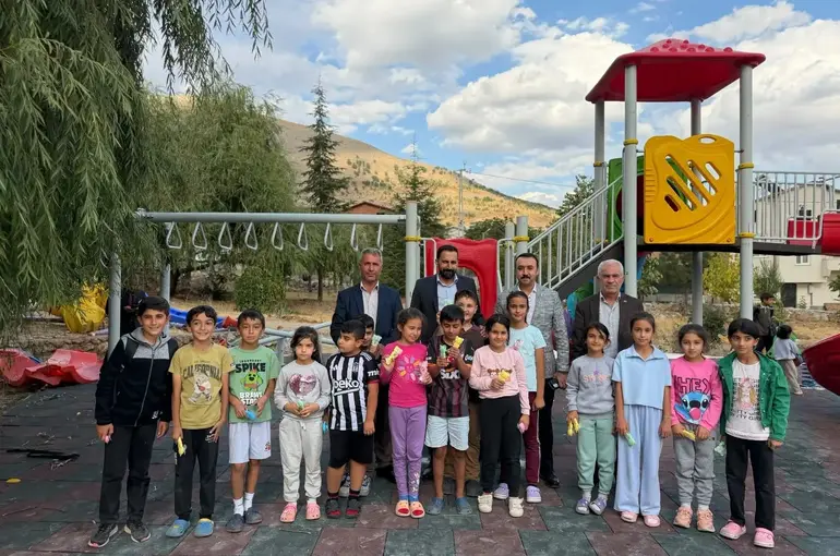 Kaymakam Pelvan deprem konutları ve çocuk parkları inceledi
