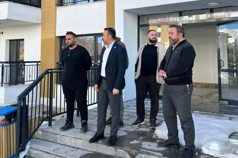 Kaymakam Pelvan deprem konutlarında incelemelerde bulundu
