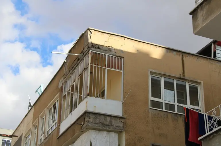 Kayseri'de 3 katlı bina yıkılma tehlikesi nedeniyle boşaltıldı