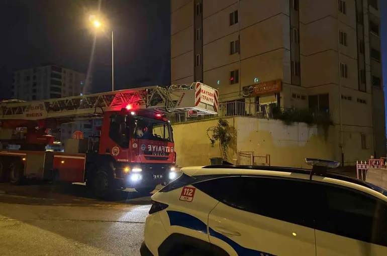 Kayseri’de 10 katlı binada yangın paniği
