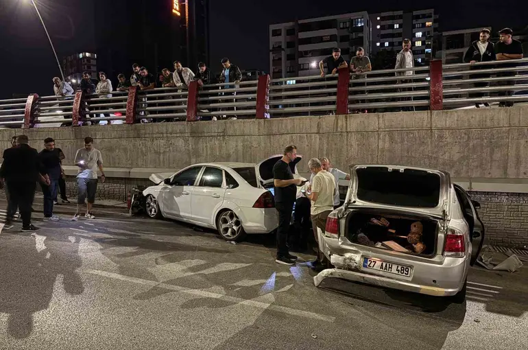 Kayseri’de 3 otomobilin karıştığı kazada 2 sürücü yaralandı
