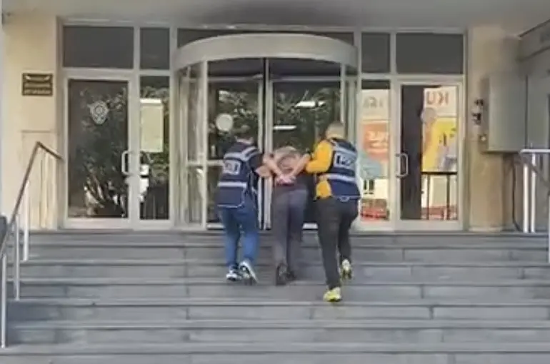 Kayseri’de 77 yıl kesinleşmiş hapis cezası bulunan 21 yaşındaki firari yakalandı

