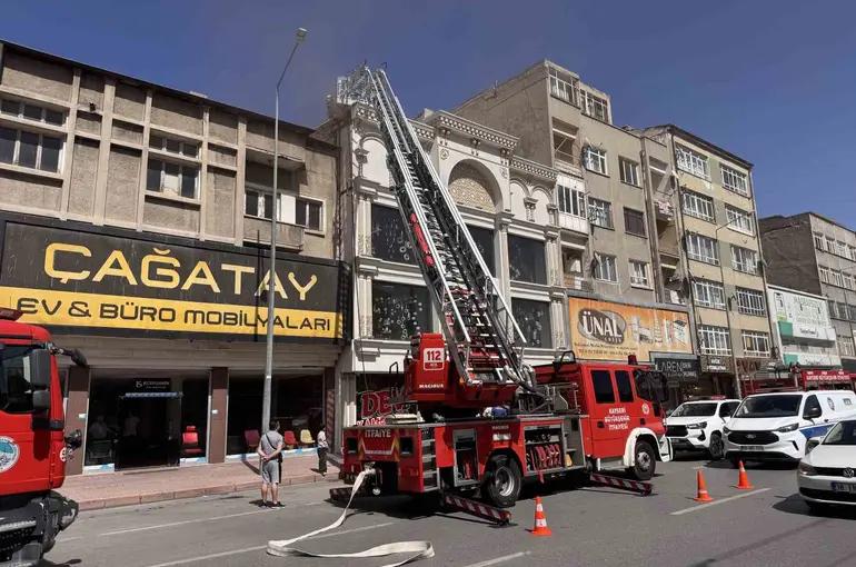 Kayseri’de avize imalathanesinin çatısında çıkan yangın söndürüldü
