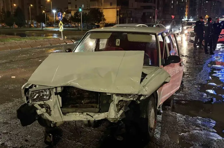 Kayseri’de iki otomobil çarpıştı: Tofaş kağıt gibi ezildi
