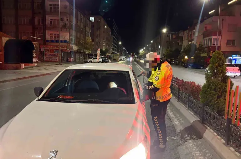 Kayseri’de otomobiliyle uyuyakalan sürücüye 25 bin TL idari para cezası yazıldı
