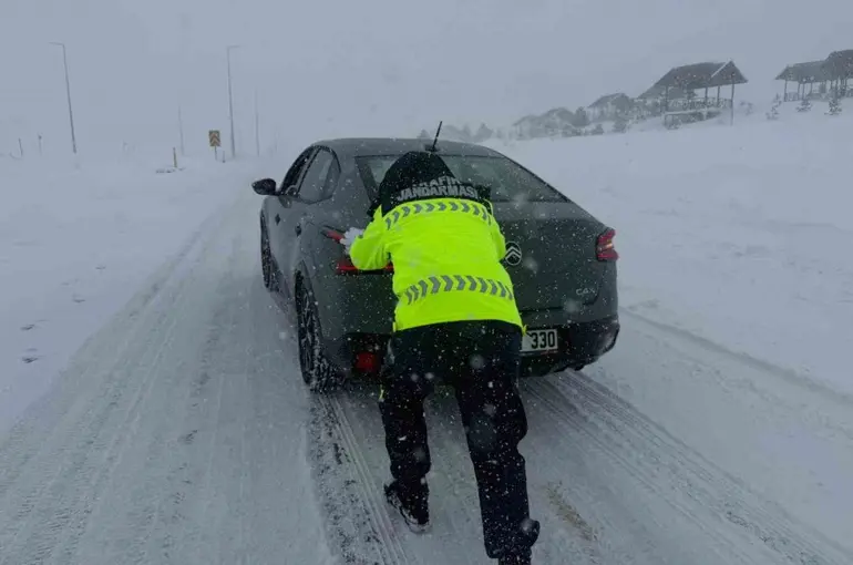 Kayseri’de ulaşıma kar engeli
