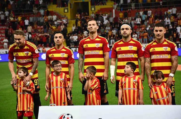 Kayserispor-İstanbulspor maçı seramonisinde Down sendromlu minik kalpler vardı
