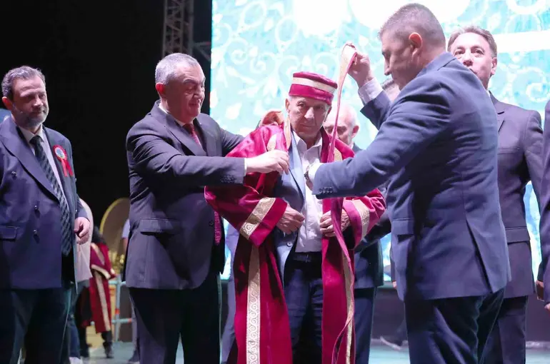 KAYSO’nun Yılın Ahisi Mustafa Suat Köylüoğlu haftan giydi
