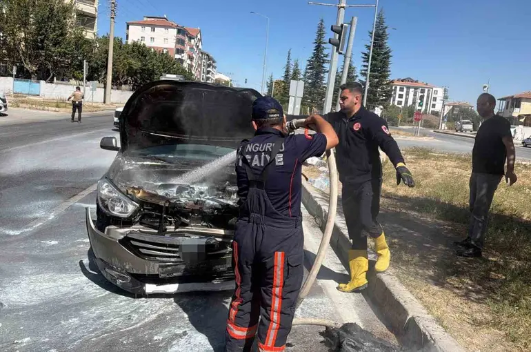 Kaza yapan hafif ticari araçta yangın çıktı
