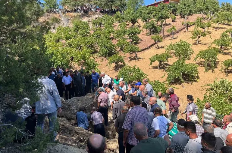 Kazada ölen 3 kişinin cenazesi yan yana toprağa verildi

