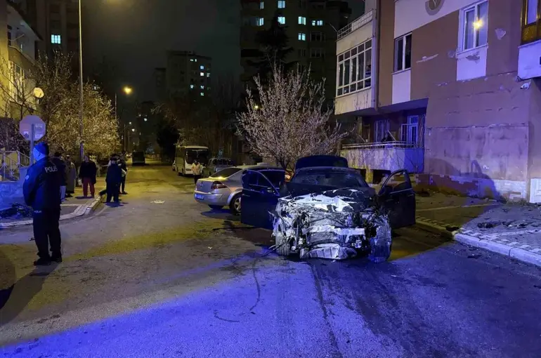 Kazada savrulan otomobil duvarı yıktı: 1’i ağır 5 yaralı
