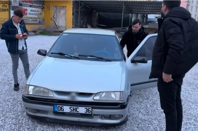 Kazaya yapınca plakaları söküp kaçtı ama polisten kaçamadı
