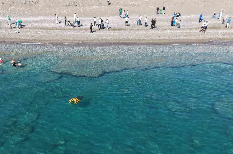Kemer’de deniz ve sahilde aynı anda temizlik
